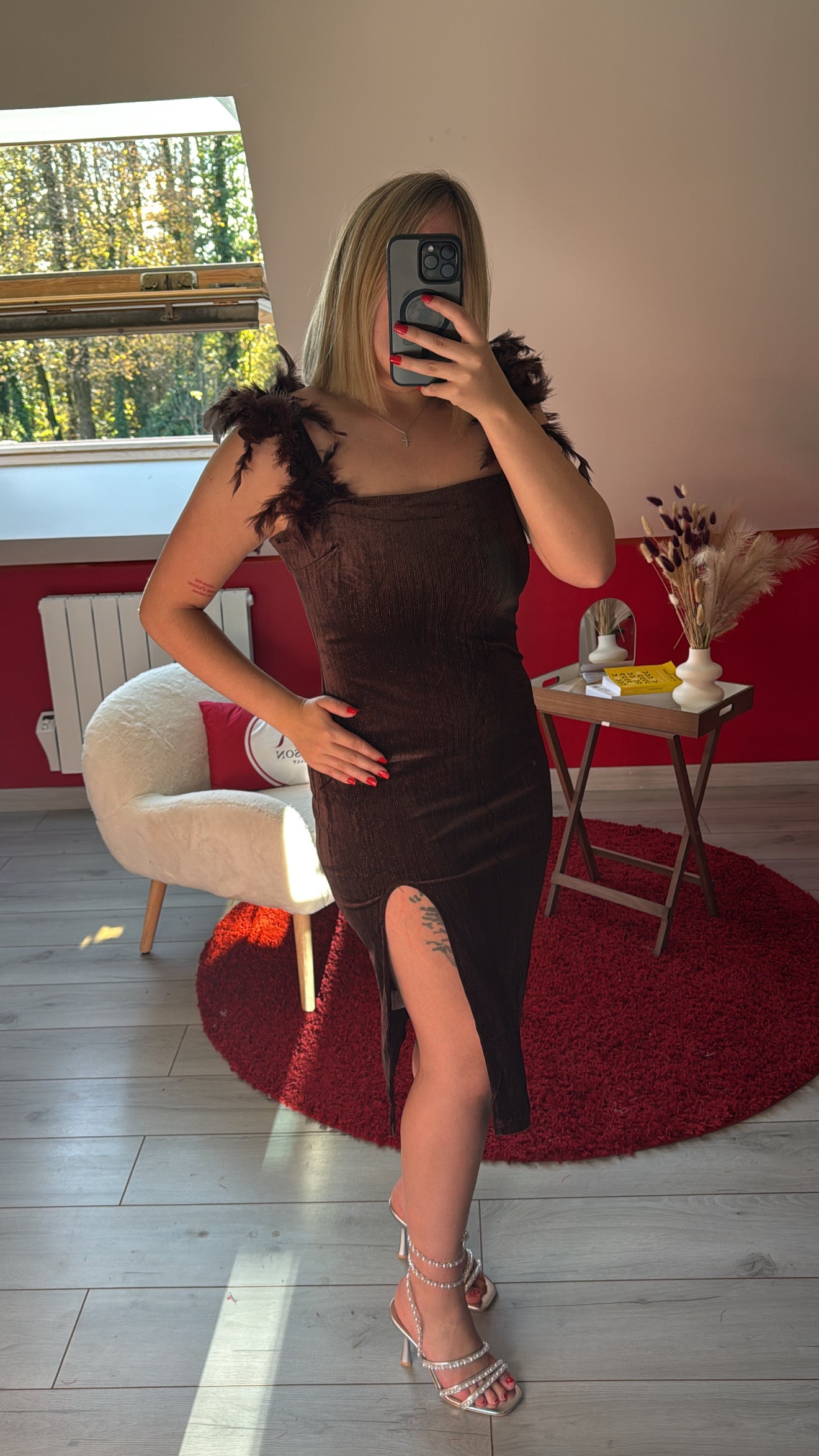 ROBE BRILLANTE À PLUME CHOCOLAT - MaisonKLLY