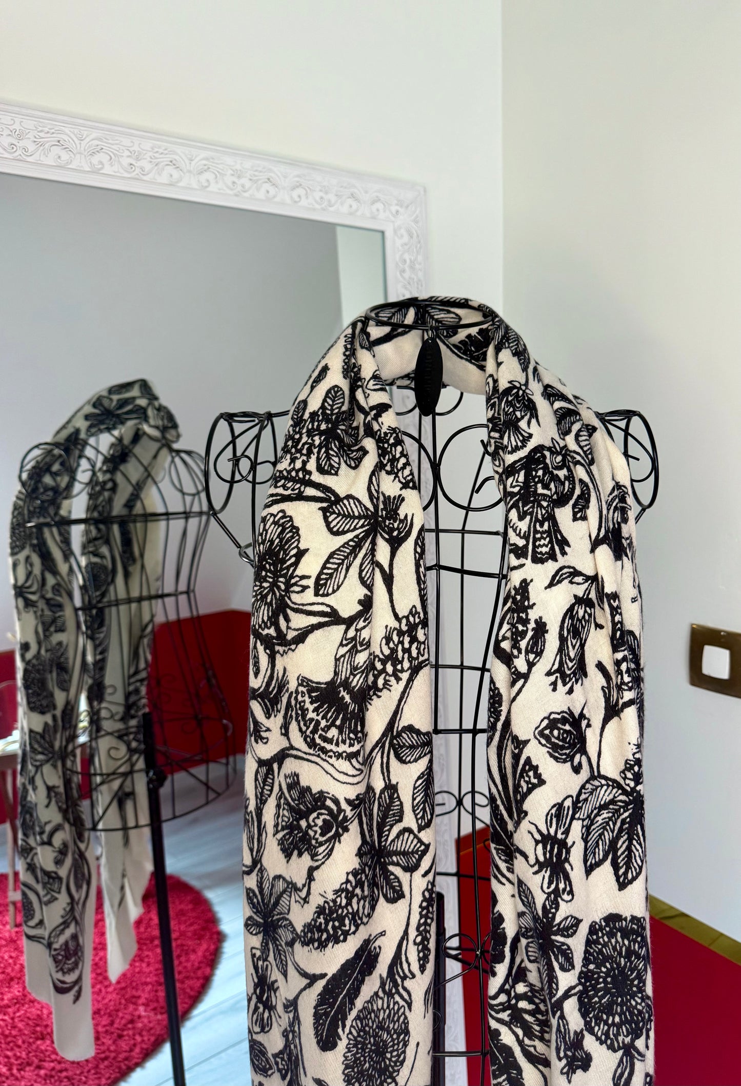 ÉCHARPE EN LAINE IMPRIMÉ FLEURS NOIR - MaisonKLLY
