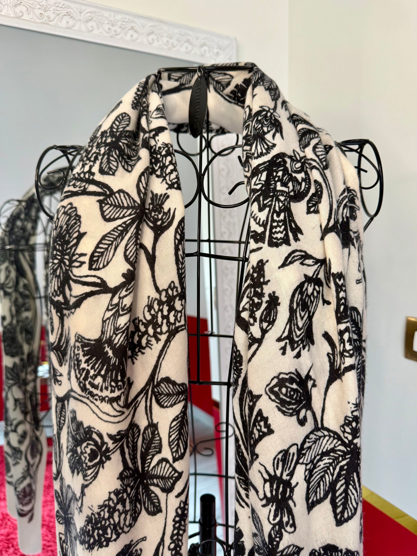 ÉCHARPE EN LAINE IMPRIMÉ FLEURS NOIR - MaisonKLLY