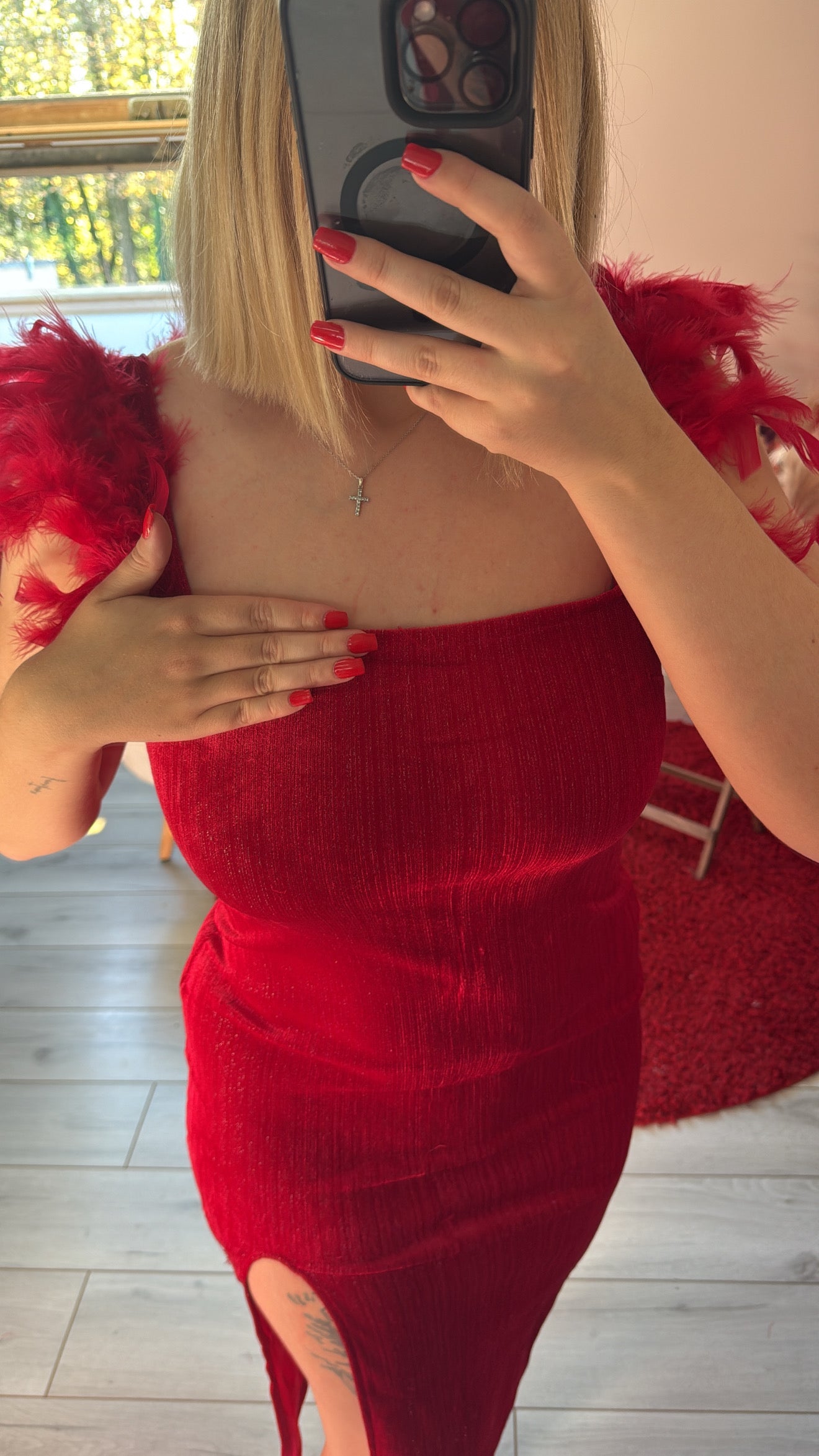 ROBE BRILLANTE À PLUME ROUGE - MaisonKLLY