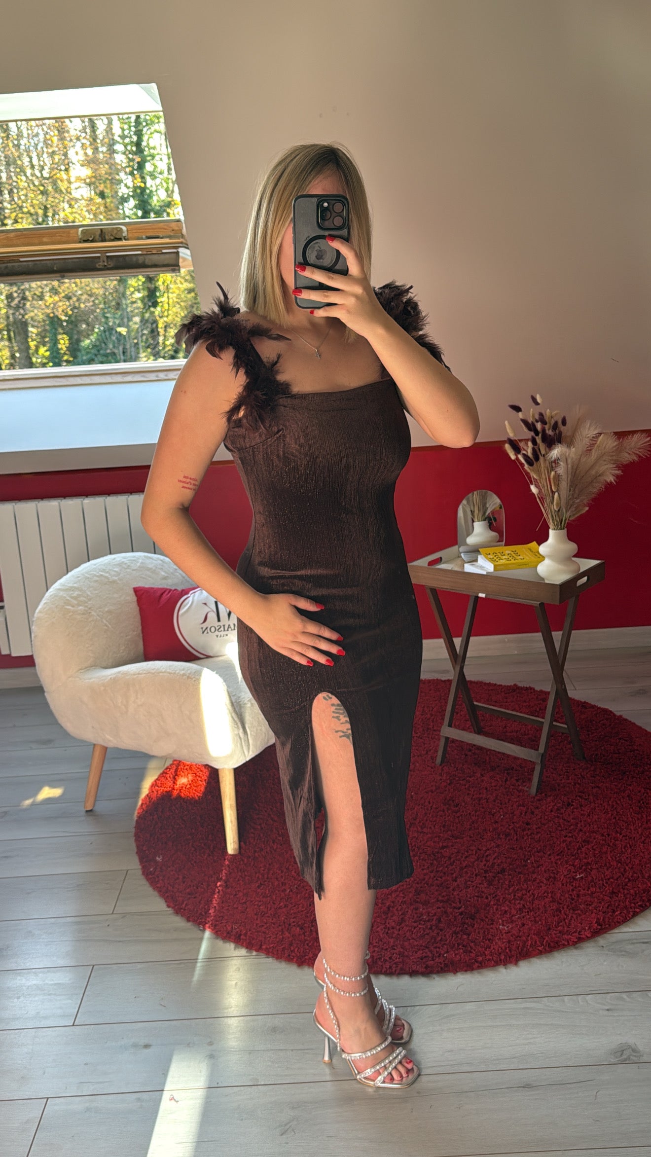 ROBE BRILLANTE À PLUME CHOCOLAT - MaisonKLLY