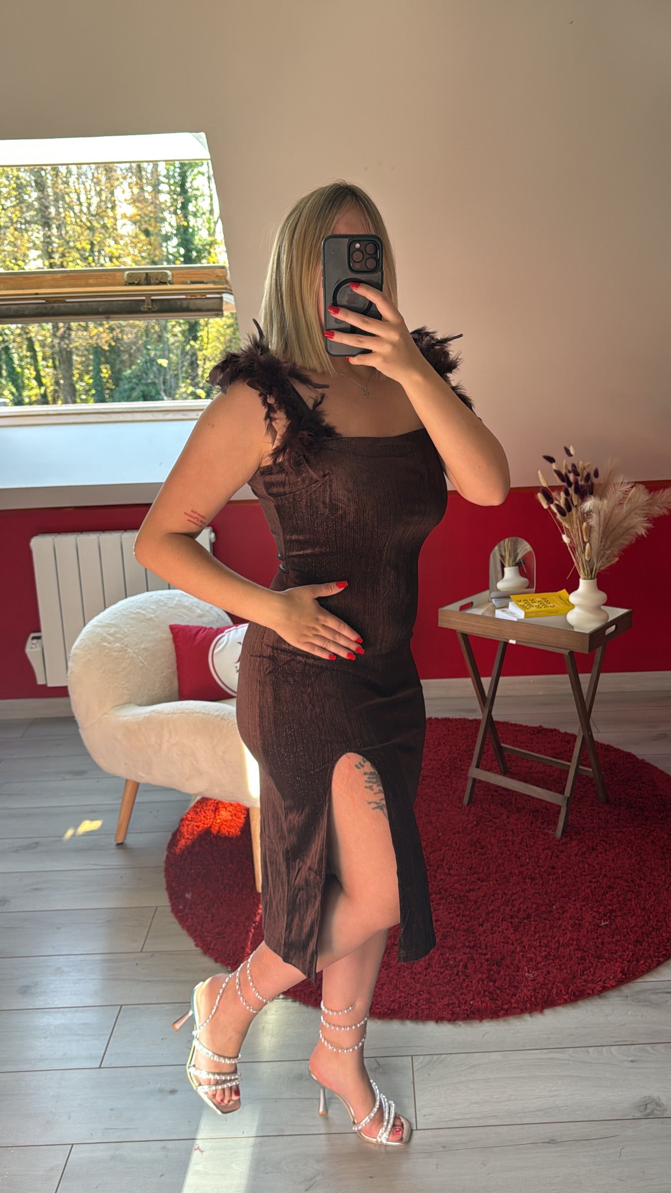 ROBE BRILLANTE À PLUME CHOCOLAT - MaisonKLLY