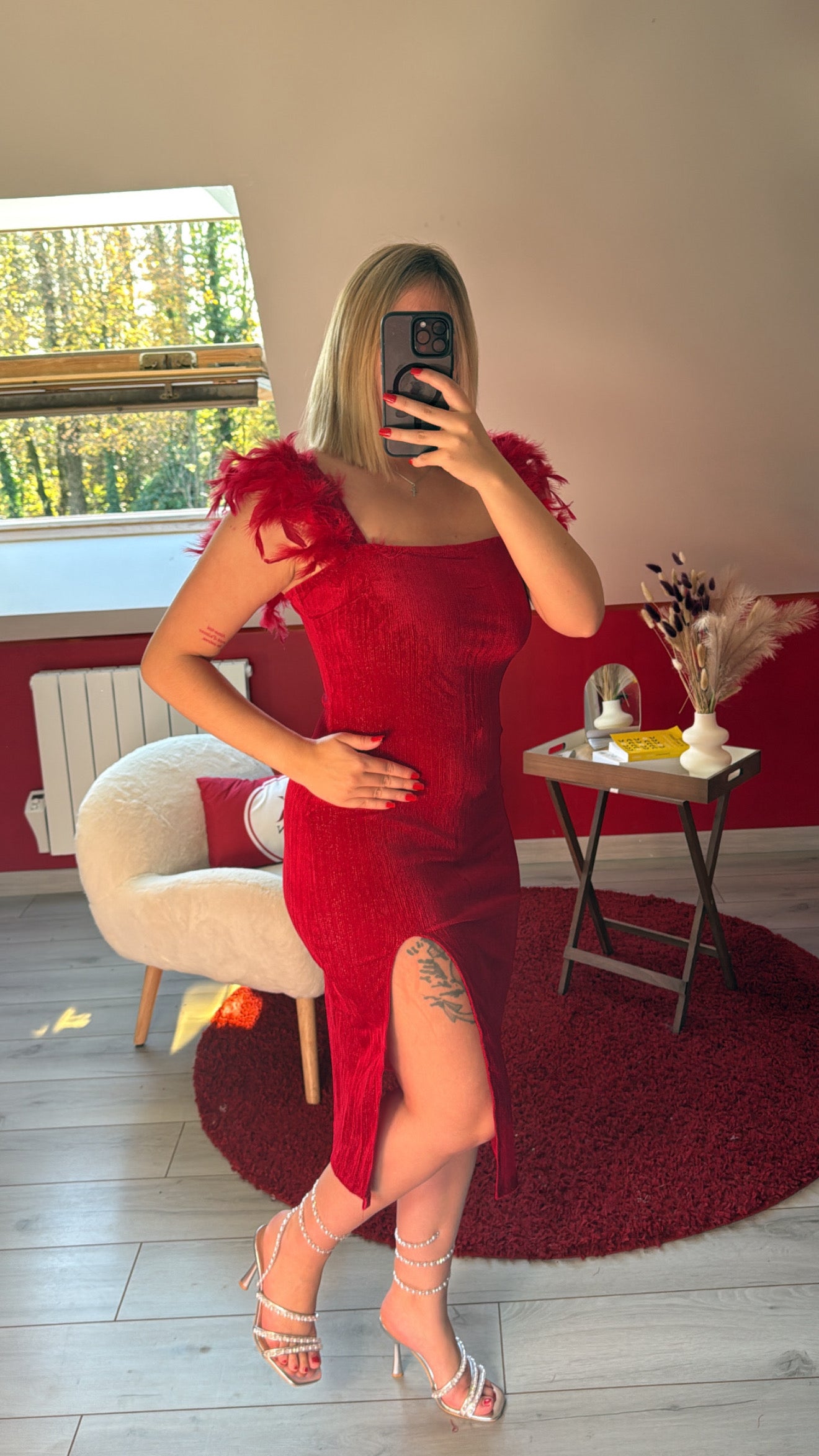 ROBE BRILLANTE À PLUME ROUGE - MaisonKLLY