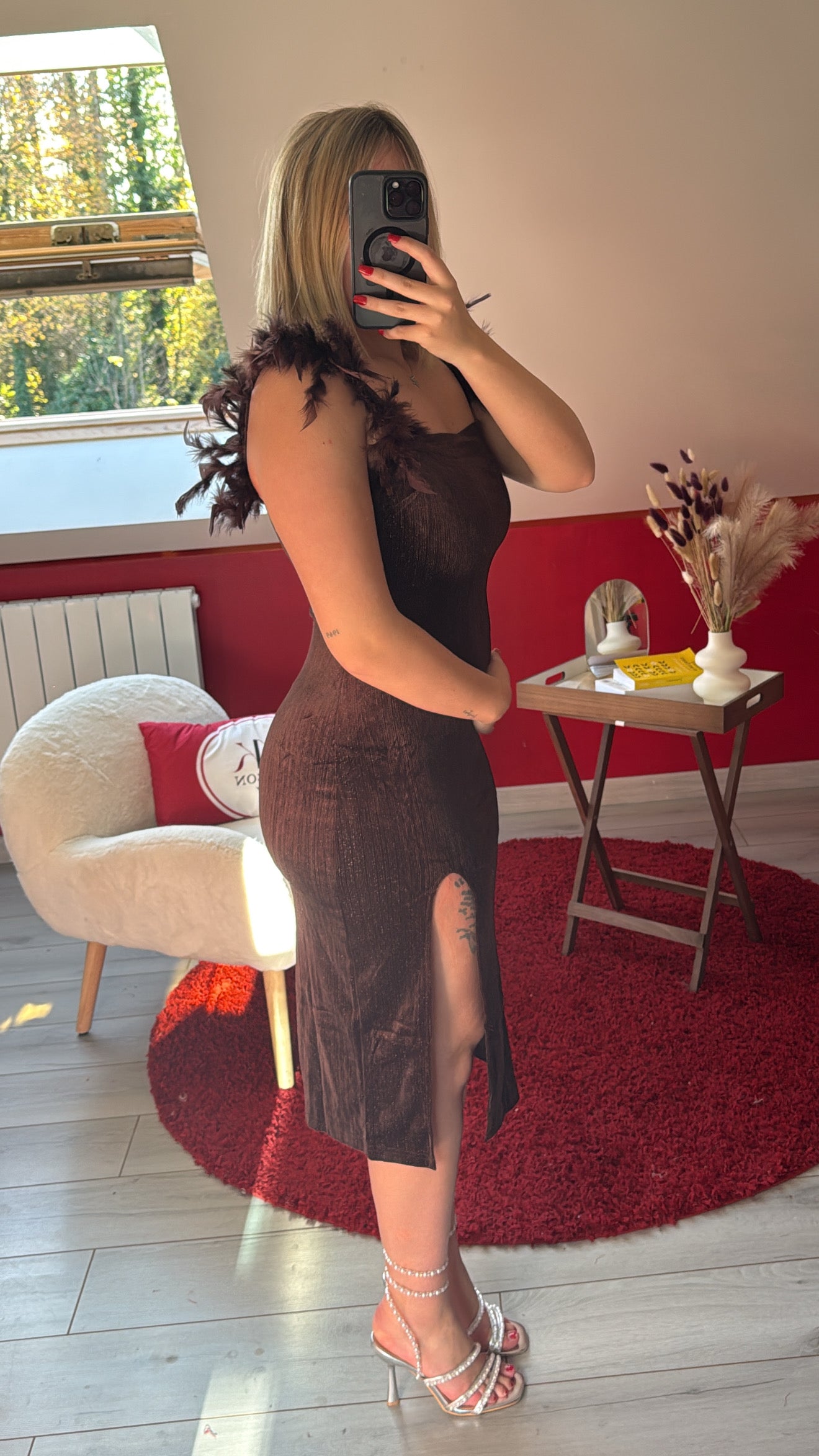 ROBE BRILLANTE À PLUME CHOCOLAT - MaisonKLLY