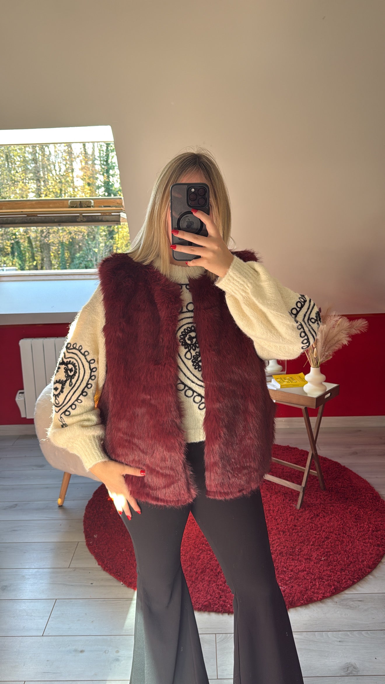 FAUSSE FOURRURE SANS MANCHE BORDEAUX - MaisonKLLY