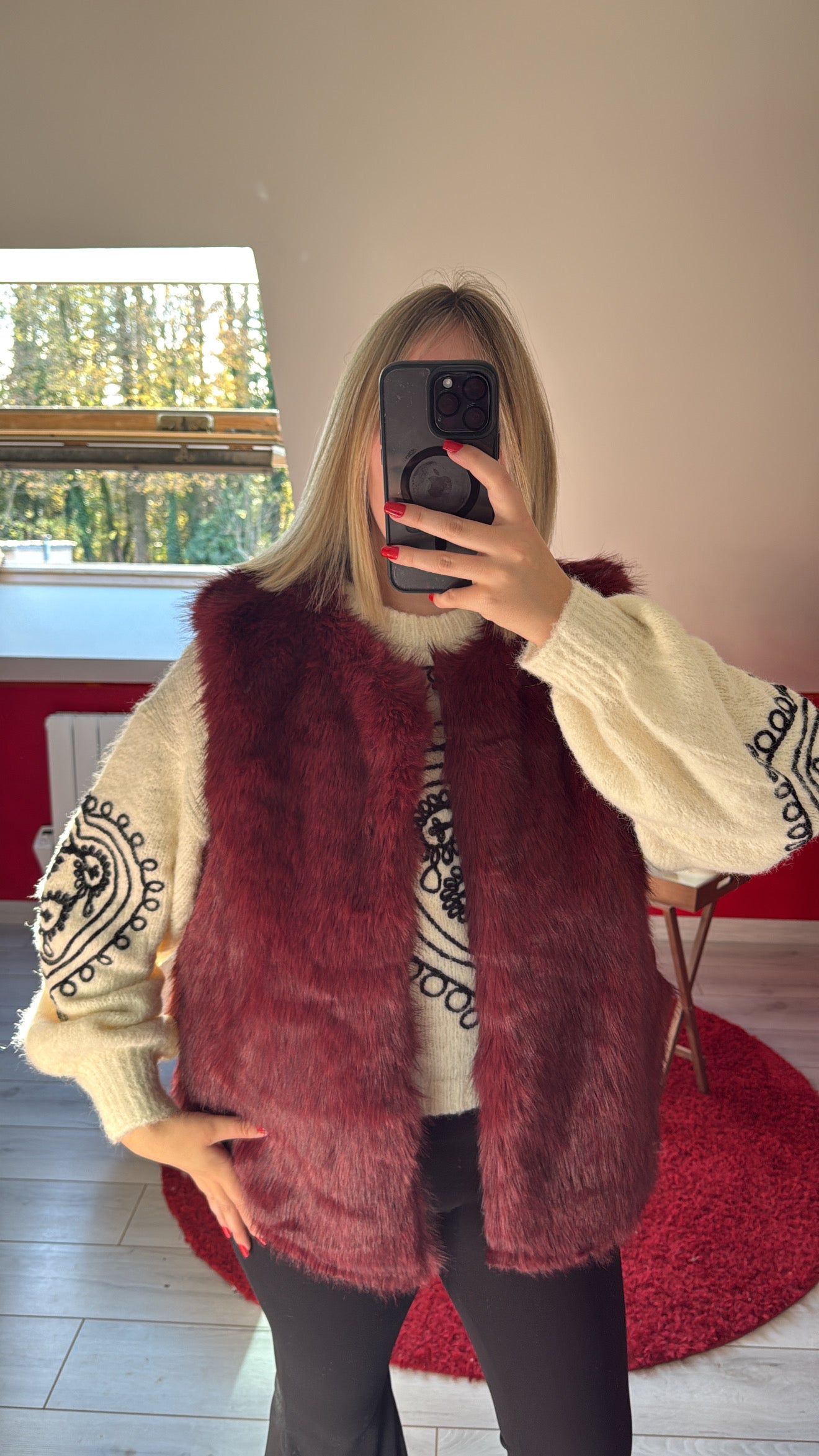 FAUSSE FOURRURE SANS MANCHE BORDEAUX - MaisonKLLY