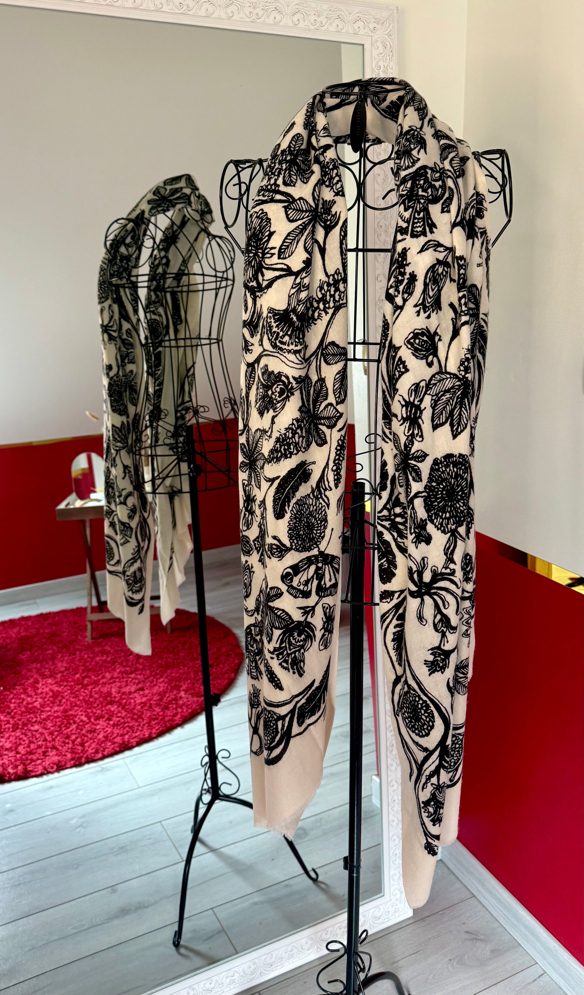 ÉCHARPE EN LAINE IMPRIMÉ FLEURS NOIR - MaisonKLLY