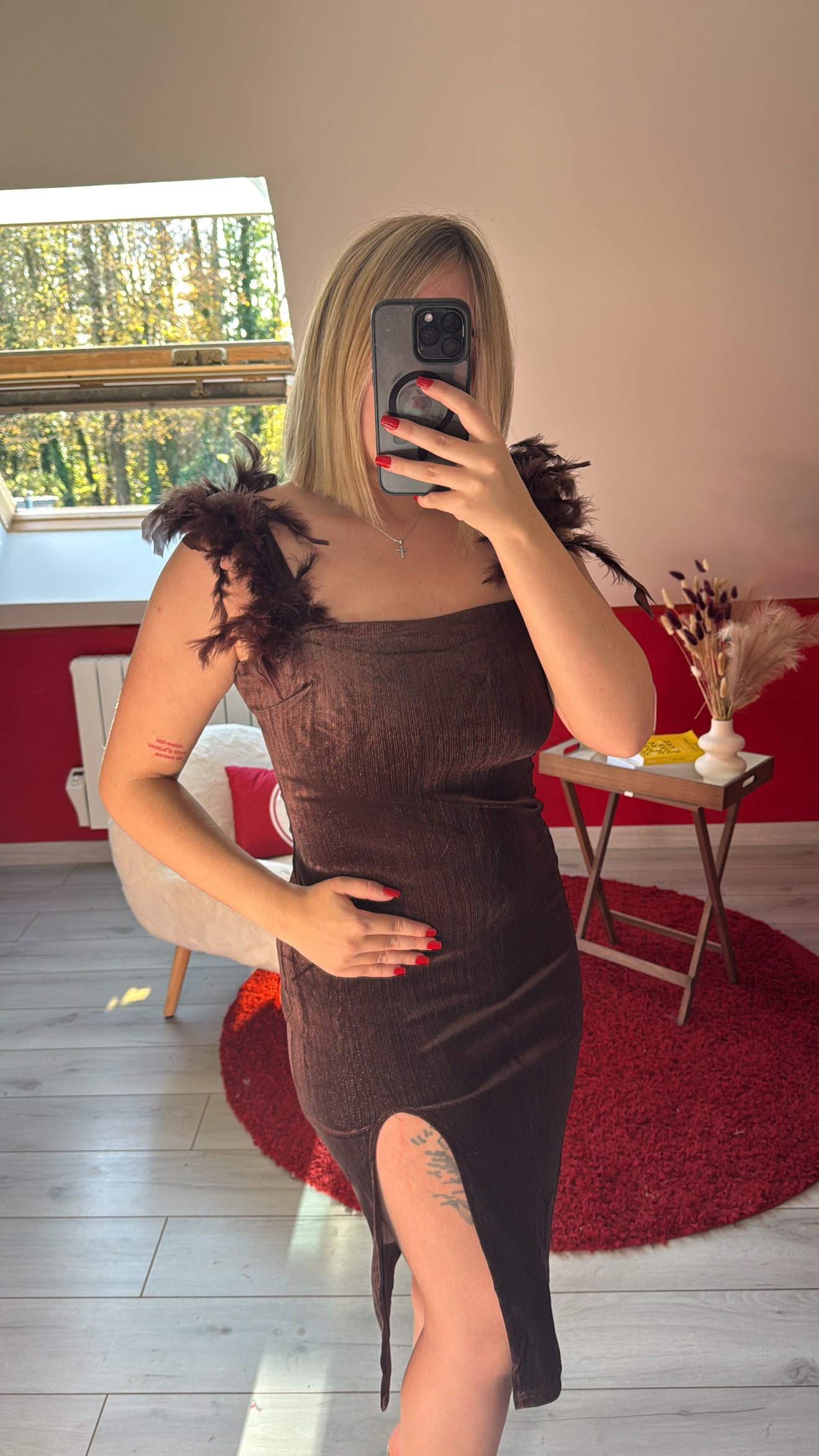 ROBE BRILLANTE À PLUME CHOCOLAT - MaisonKLLY